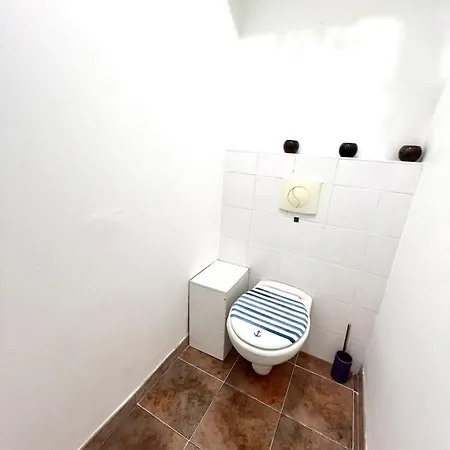 - 4 People - Parking Apartment