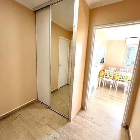 - 4 People - Parking * Antibes