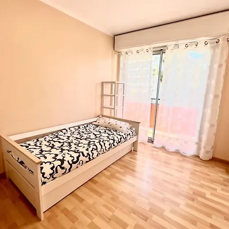 - 4 People - Parking Apartment *