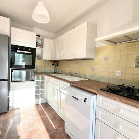 - 4 People - Parking Apartment *