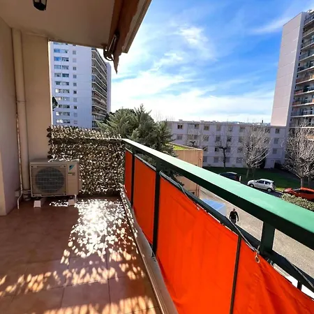 - 4 People - Parking Apartment *