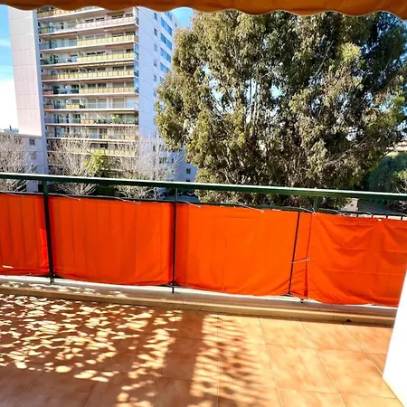 - 4 People - Parking Apartment