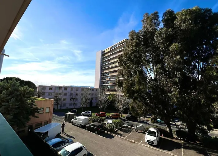 - 4 People - Parking Αντίμπ